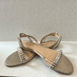 Jewel Badgley Mischka ornamented flat sandal in gold
Size 10
Worn once
